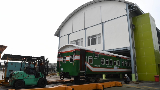 Pekerja menarik gerbong pesanan Bangladesh di Pabrik PT INKA, Madiun, Jawa Timur, Rabu (7/11). (Foto: ANTARA FOTO/Zabur Karuru)