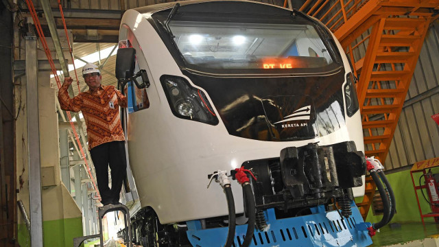 Direktur Utama PT INKA Budi Noviantoro berpose di kereta LRT di Pabrik PT INKA, Madiun, Jawa Timur, Rabu (7/11). (Foto: ANTARA FOTO/Zabur Karuru)