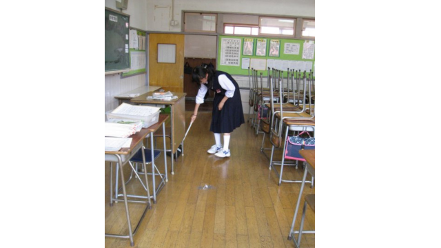 Ilustrasi murid di Jepang membersihkan kelas (Foto: Caitie/Flickr)