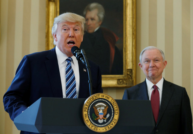 Donald Trump dan Jeff Sessions (Foto: Reuters/Kevin Lamarque/File Photo)