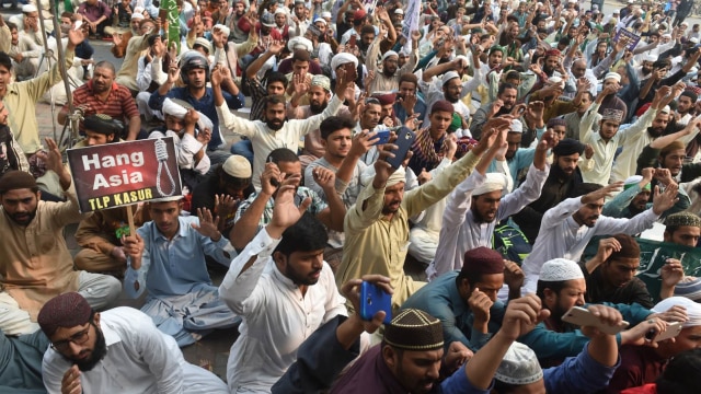 Demo menentang Asia Bibi, perempuan Pakistan penista agama yang dibebaskan. (Foto: AFP/ARIF ALI)