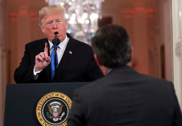 Donald Trump cekcok dengan Jim Acosta (Foto: Reuters/Kevin Lamarque)