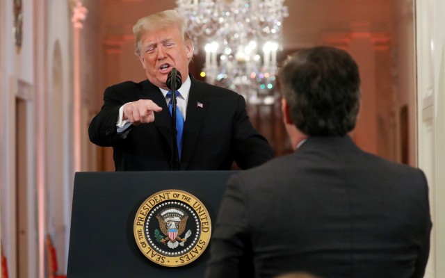 Donald Trump cekcok dengan Jim Acosta (Foto: Reuters/Kevin Lamarque)
