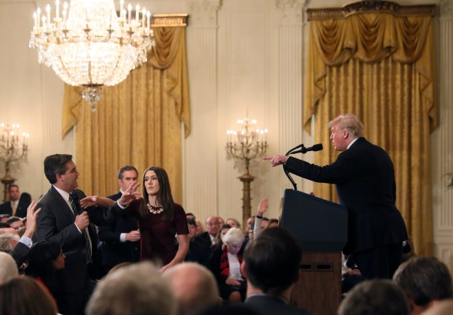 Donald Trump cekcok dengan Jim Acosta (Foto: Reuters/Jonathan Ernst )