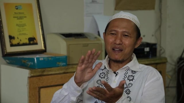 Sutio, pemilik agen koran (Foto: Cornelius Bintang)