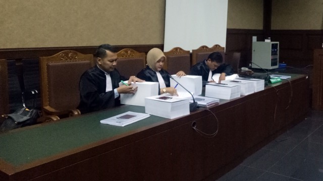 Surat tuntutan terdakwa Gubernur Jambi nonaktif Zumi Zola Zulkifli. (Foto: Adhim Mugni Mubaroq/kumparan)