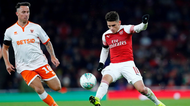 Aksi Torreira kala menghadapi Blackpool. (Foto: REUTERS/Eddie Keogh)