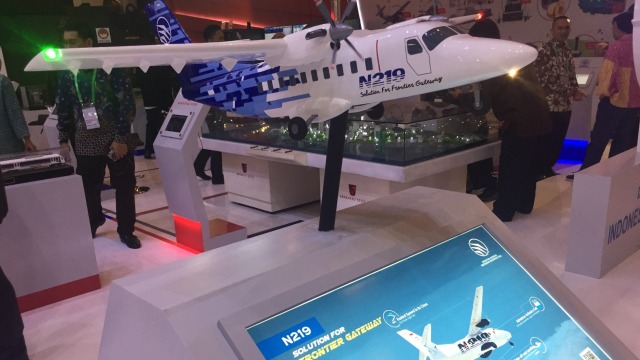 Prototipe Pesawat N219 buatan PTDI Persero dipamerkan di Indo Defence 2018 Ekspo & Forum di Jakarta Expo Internasional Kemayoran. (Foto: Nurul Nur Azizah/kumparan)