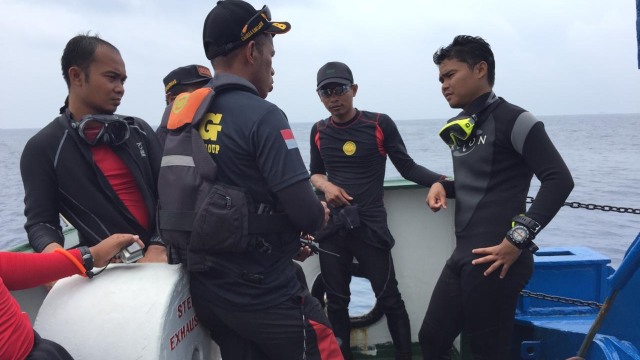 Penyelam Basarnas Mendiskusikan alat Ping Detector dari KNKT. (Foto: Reki Febrian/kumparan)