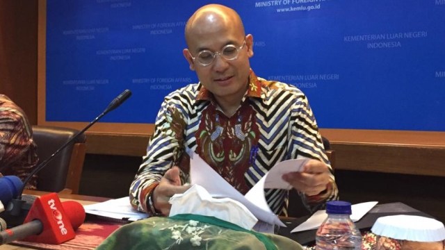 Jubir kemenlu, Armanatha Nasir, Direktur ASEAN Benny Siahaan (kiri) di kemenlu. (Foto: Lutfan Darmawan/kumparan)