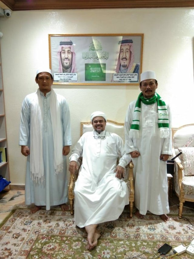 Imam Besar FPI Habib Rizieq Syihab menerima kunjungan silaturahmi Ketua DPD FPI Banten KH Fakhrurozi dan Bendahara DPW FPI Tangerang Selatan Ustadz Haji Damini di kediamannya di Mekkah, Arab Saudi, Kamis (8/11). (Foto: Dok. Istimewa)
