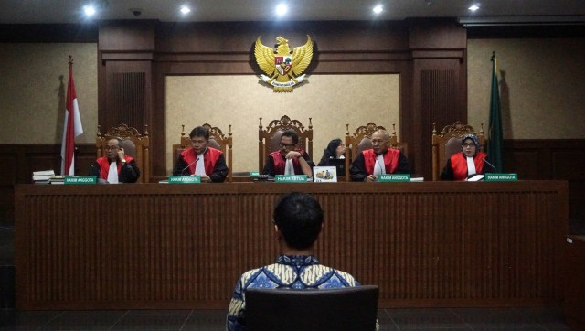 Terdakwa kasus suap dan gratifikasi, Gubernur nonaktif Jambi, Zumi Zola menjalani sidang tuntutan di Pengadilan Tipikor, Jakarta, Kamis (8/11). (Foto: Fanny Kusumawardhani/kumparan)