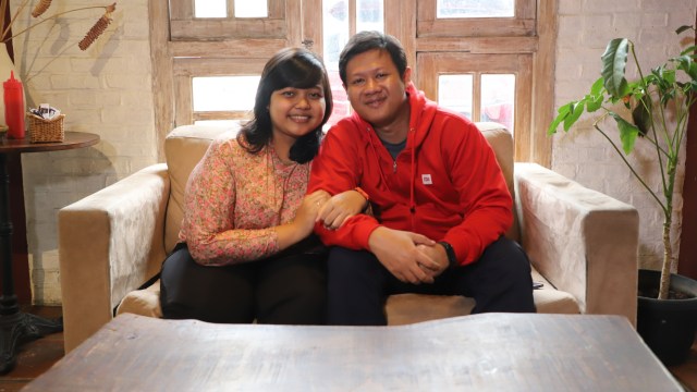 Fajar Yogas dan Orcidea. Dua Mi Fans yang akhirnya menikah. (Foto: Bianda Ludwianto/kumparan)