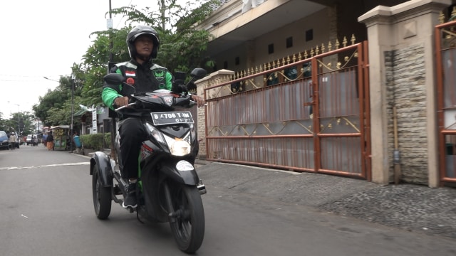 Kardiwan, Mi Fans dan Kurir Go-Send. (Foto: Bianda Ludwianto/kumparan)