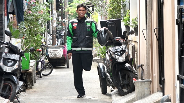 Kardiwan, Mi Fans dan Kurir Go-Send. (Foto: Bianda Ludwianto/kumparan)