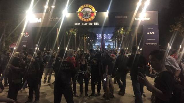 Suasana jelang konser Guns n’ Roses. (Foto: Vito/kumparan)