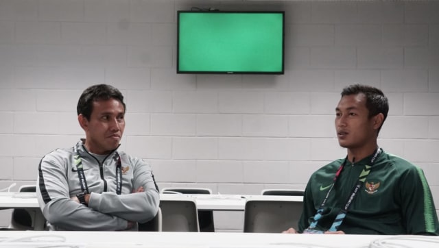 Pelatih timnas Indonesia Bima Sakti (kiri) bersama Kapten Timnas Indonesia Hansamu Yama saat ditemui kumparan di Singapura. (Foto: Helmi Afandi/kumparan)