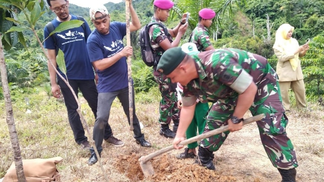 Baskoro Aji (kiri) dan Oldrin Lawalata (tengah), peserta Diklat Sesdilu ke-62 membuat Taman Diplomat, di Sekolah Tapal Batas Sebatik Selasa (6/11).  (Foto: Dok. Kemlu)