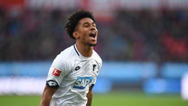 Reiss Nelson, bintang baru asal Inggris lainnya di Bundesliga musim 2018/19. (Foto: Patrik STOLLARZ / AFP)