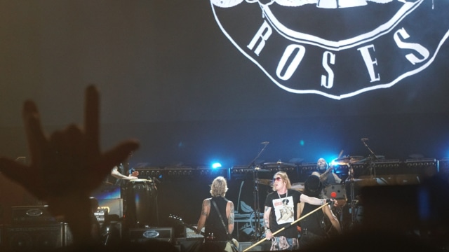 Konser Guns N Roses di Stadion Utama Gelora Bung Karno, Jakarta, Kamis (8/11). (Foto: Nugroho Sejati/kumparan)