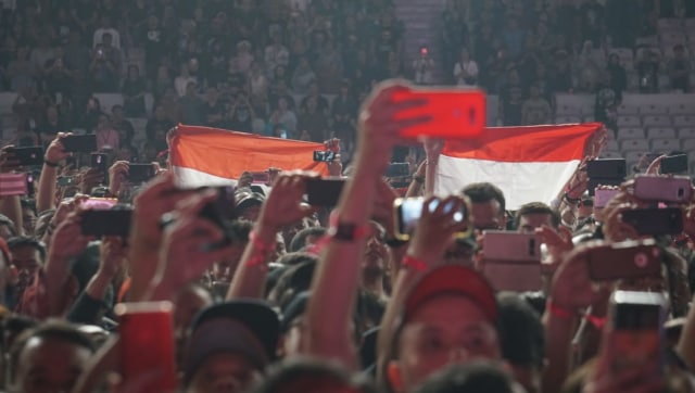 Penonton konser Guns N Roses di GBK, Jakarta, Kamis (8/11). (Foto: Nugroho Sejati/kumparan)