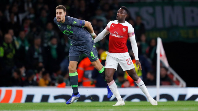 Penyerang Arsenal, Danny Welbeck, berduel dengan bek Sporting CP, Sebastian Coates, dalam laga Liga Europa. (Foto: Eddie Kough/Reuters)