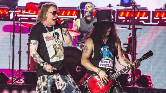 Vokalis Guns N' Roses Axl Rose (kiri) dan gitaris Slash beraksi para konsernya yang bertajuk 'Not In This Lifetime' di Gelora Bung Karno. (Foto: ANTARA FOTO/Muhammad Adimaja)