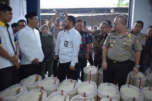 Menteri Pertanian Amran Sulaiman mengunjungi persediaan beras (Foto: Kementan)