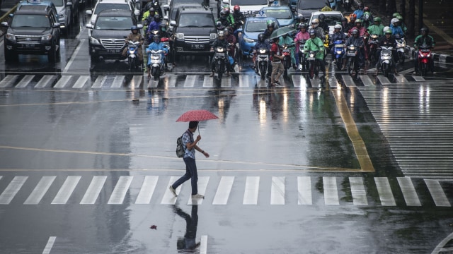 Ilustrasi hujan di Jakarta Foto: ANTARA FOTO/Aprillio Akbar