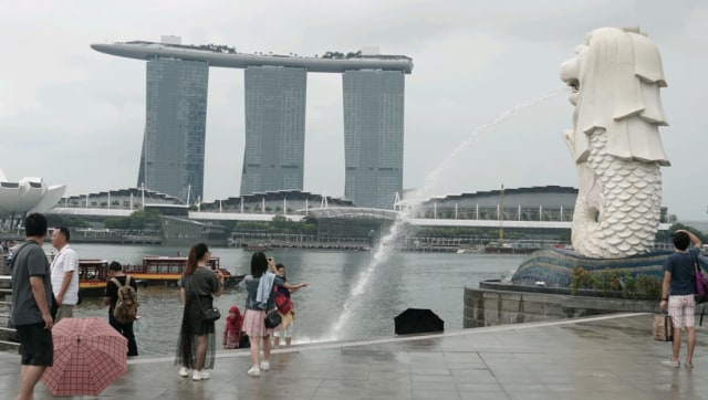 Sejumlah wisatawan melakukan aktivitas di Merlion Park Singapore. (Foto: Helmi Afandi Abdullah/kumparan)