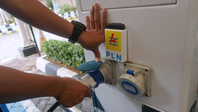 Dirut Bisnis Regional PLN, Haryanto melepas keberangkatan mobil listrik Blits dan Kasuari di Kantor PLN Distribusi Jakarta Jaya, Jakarta, Jumat (9/11).   (Foto: Fanny Kusumawardhani/kumparan )