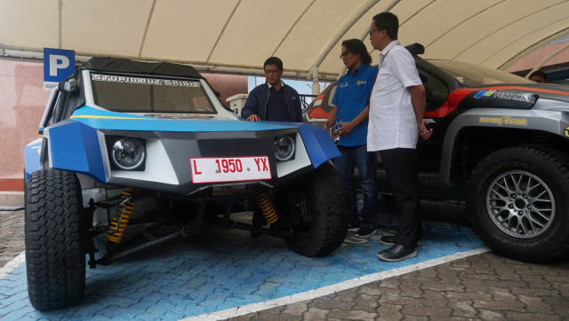 Dirut Bisnis Regional PLN, Haryanto melepas keberangkatan mobil listrik Blits dan Kasuari di Kantor PLN Distribusi Jakarta Jaya, Jakarta, Jumat (9/11).   (Foto: Fanny Kusumawardhani/kumparan )