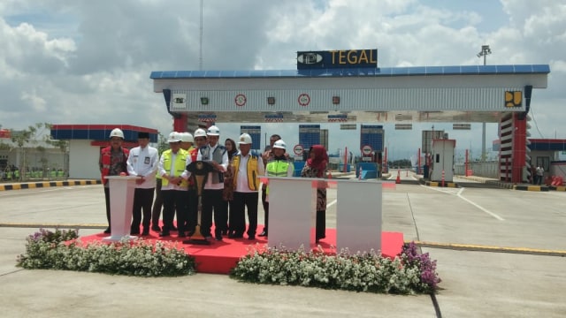 Presiden Jokowi Resmikan Tol Brebes-Pemalang di Tegal