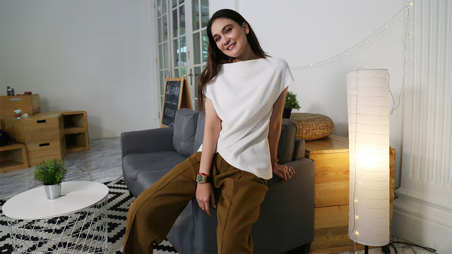 Aktris Indonesia, Luna Maya saat berkunjung ke kumparan. (Foto: Aditia Noviansyah/kumparan)