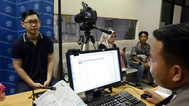Petugas melakukan perekeman data pemohon Surat Izin Mengemudi (SIM) di ruang pembuatan SIM Satlantas Polresta. Foto: ANTARA FOTO/Ardiansyah