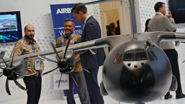 Pengunjung melihat miniatur pesawat dalam acara pameran Indo Defence Expo & Forum di Jiexpo Kemayoran  Jakarta, Jumat (9/11/2018). (Foto: Jamal Ramadhan/kumparan)