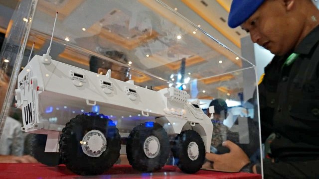 Pengunjung melihat miniatur alutsista dalam acara pameran Indo Defence Expo & Forum di Ji expo Kemayoran  Jakarta, Jumat (9/11/2018). (Foto: Jamal Ramadhan/kumparan)