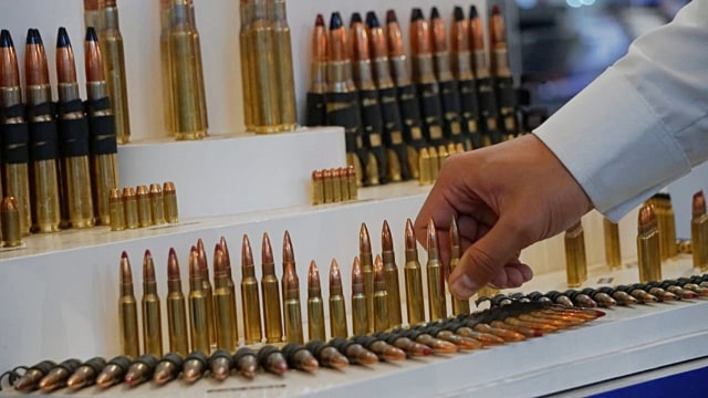 Peluru yang dipamerkan dalam acara pameran Indo Defence Expo & Forum di Jiexpo Kemayoran  Jakarta, Jumat (9/11/2018). (Foto: Jamal Ramadhan/kumparan)