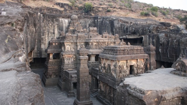 Letak Candi Kailasa di India yang berada di tengah tebing (Foto: Flickr/Arian Zwegers)