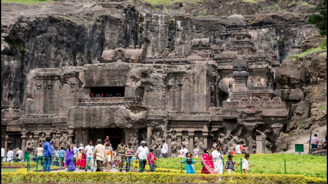 Candi Kailasa tak pernah sepi pengunjung (Foto: Flickr/Amarnath)