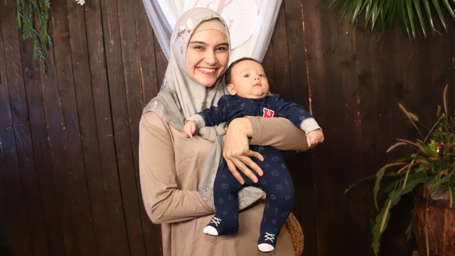 Zee Zee Shahab dan anaknya. Foto: Munady Widjaja