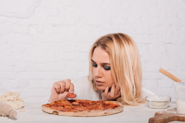 Ilustrasi Makan Pizza (Foto: Zoomstudio/Shutterstock)