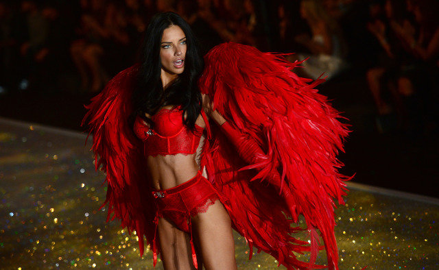 Penampilan Adriana Lima di Victoria's Secret Tahun 2013 (Foto: EMMANUEL DUNAND/AFP)