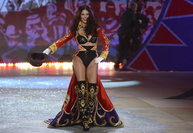 Penampilan Adriana Lima di Victoria's Secret Tahun 2012 (Foto: AFP PHOTO/TIMOTHY A. CLARY)