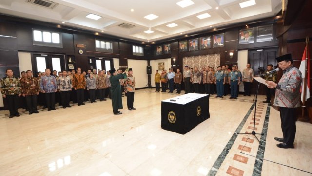 Pelantikan Achmad Taufiqoerrochman sebagai Kabakamla oleh Menkopolhukam Wiranto (Foto: Dok. Humas Bakamla)