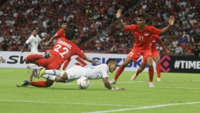 Riko Simanjuntak terjatuh usai berduel dengan pemain Singapura dalam pertandingandi babak penyisihan Piala AFF 2018. (Foto: Helmi Afandi/kumparan)
