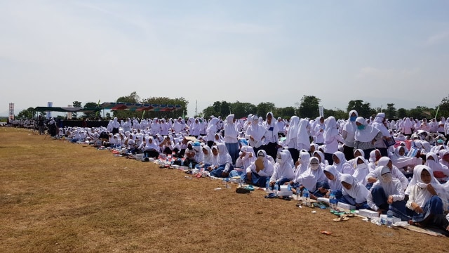 Bu Susi Makan Ikan Bersama 12.110 Santri di Paiton, Probolinggo