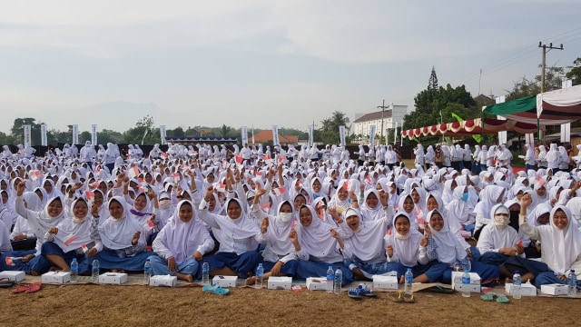 Bu Susi Makan Ikan Bersama 12.110 Santri di Paiton, Probolinggo (1)