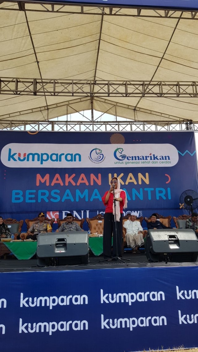 Bu Susi Makan Ikan Bersama 12.110 Santri di Paiton, Probolinggo (2)