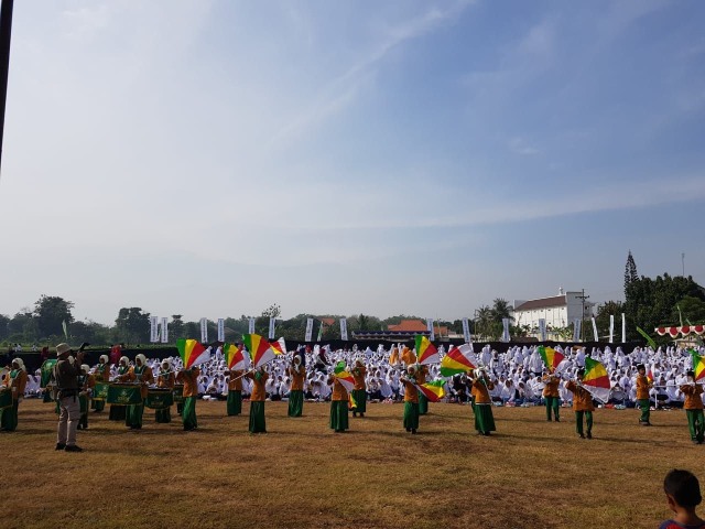 Bu Susi Makan Ikan Bersama 12.110 Santri di Paiton, Probolinggo (3)